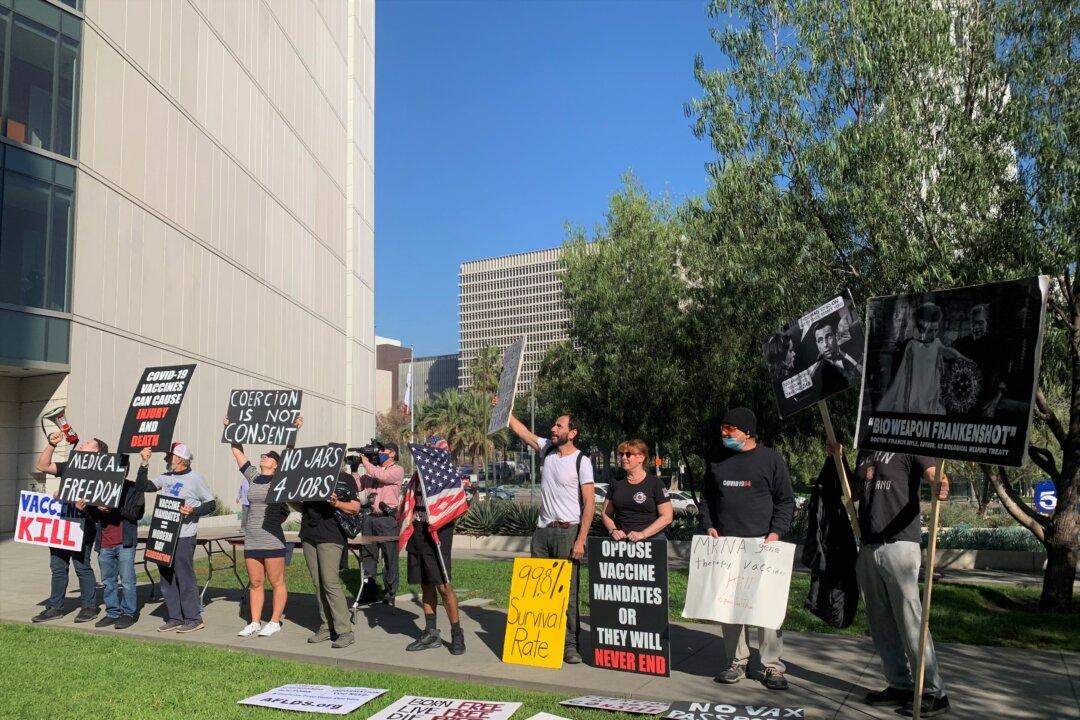 Left- and Right-Wing Activists Protest Vaccine Mandates in Los Angeles