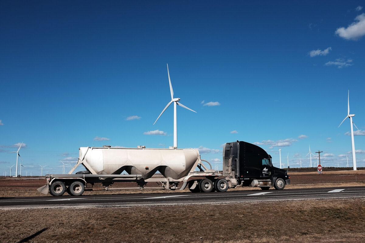 Wind turbines are viewed at a wind farm in Colorado City, Texas, on Jan. 21, 2016. (Spencer Platt/Getty Images)