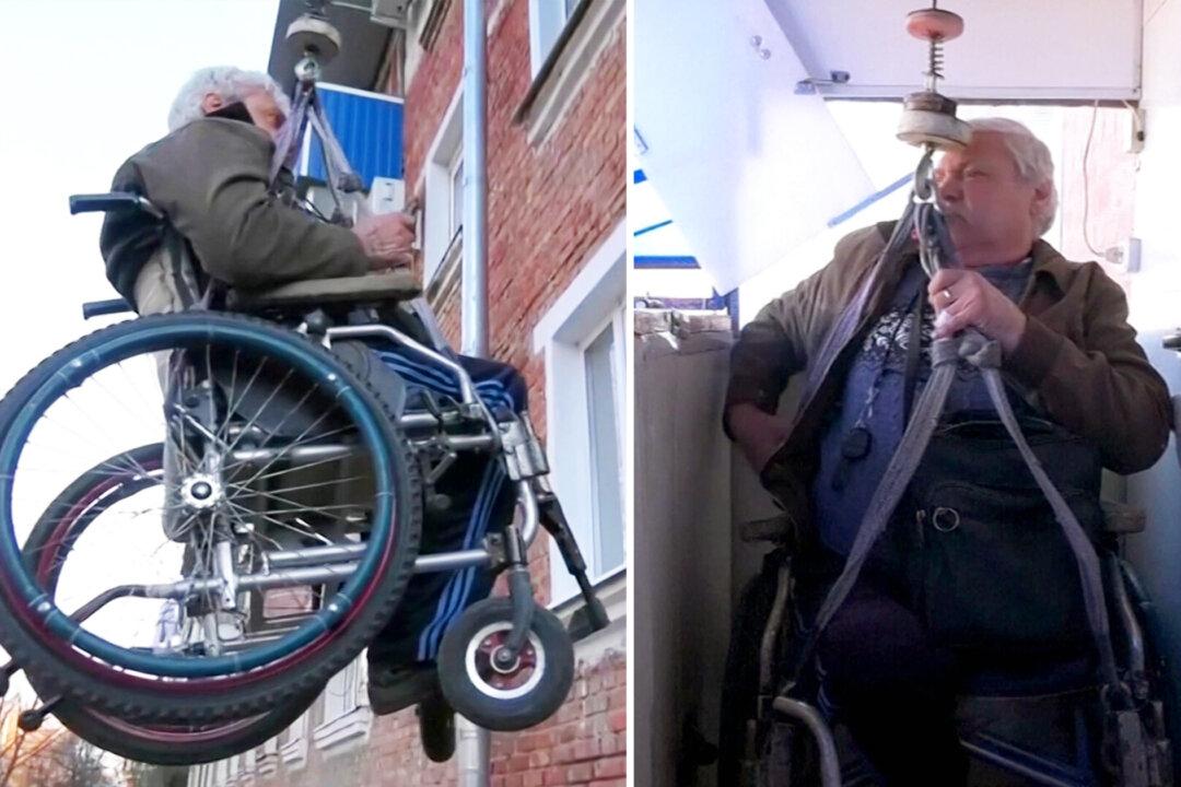 Man Who Lost Leg in Car Accident Builds Own Cable Lift for 3rd-Story Apartment Powered by the Sun