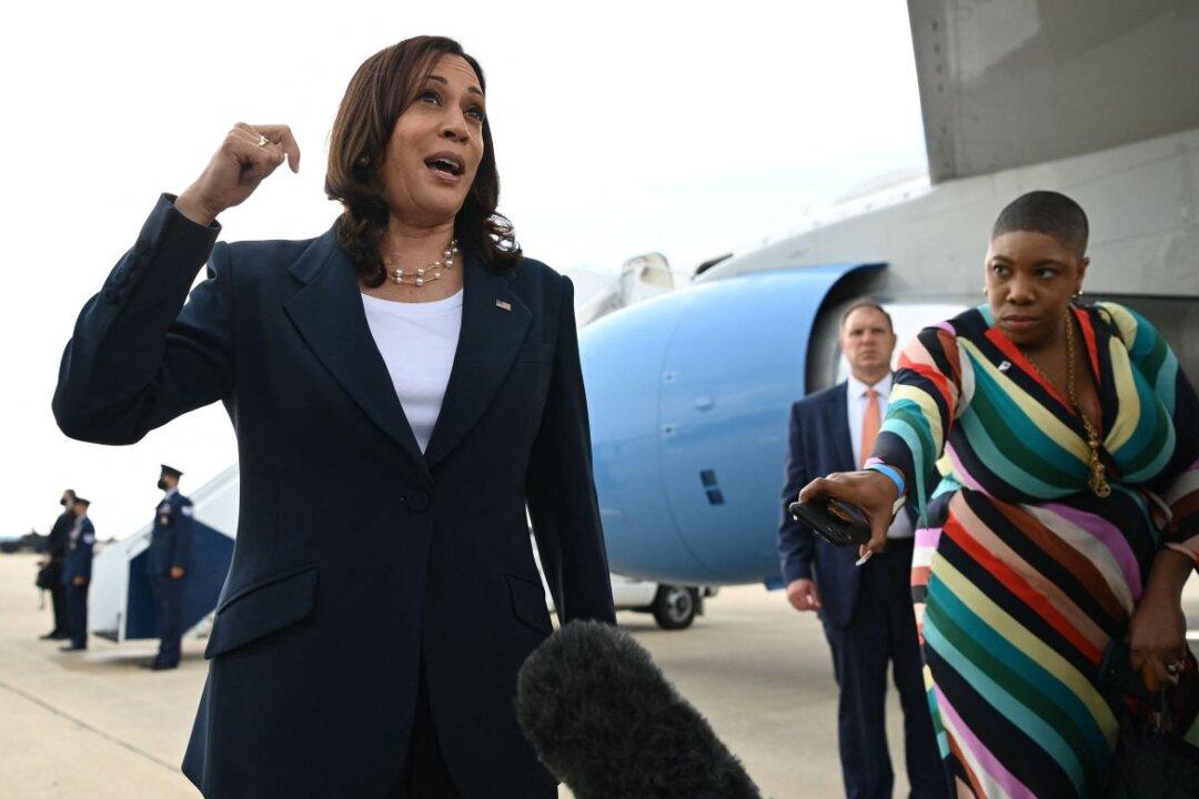 Kamala Harris’s Top Aide and Spokeswoman Symone Sanders to Leave White House