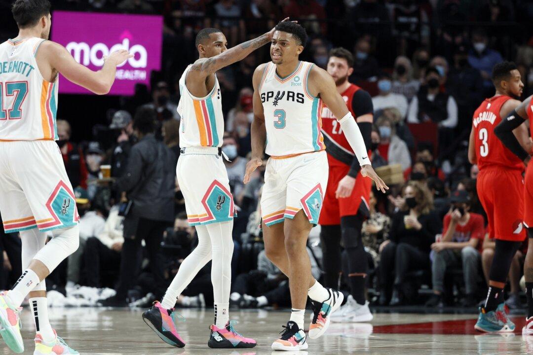 Spurs Swamp Blazers, Earn Season-Best Third Straight Win