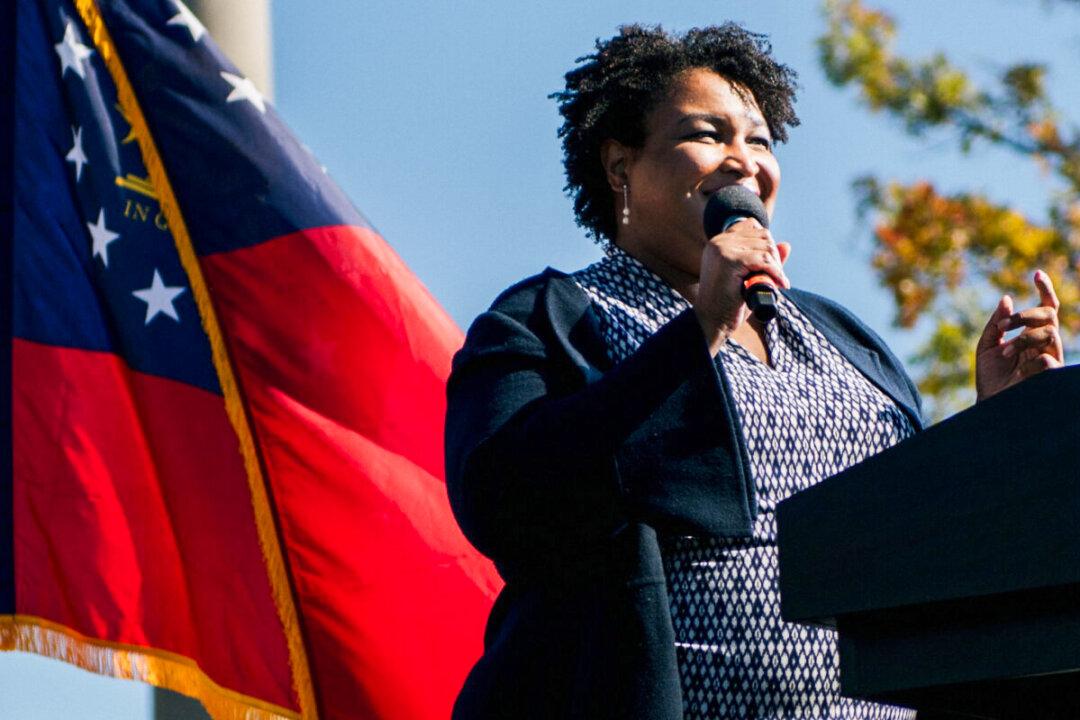 Abrams Stumps Outside Atlanta in Area Considered Critical