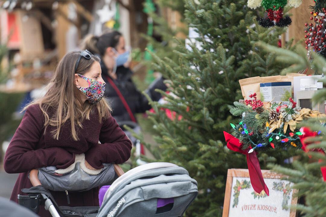 More Canadians Doing Holiday Shopping Early Amid Supply Shortages: Poll