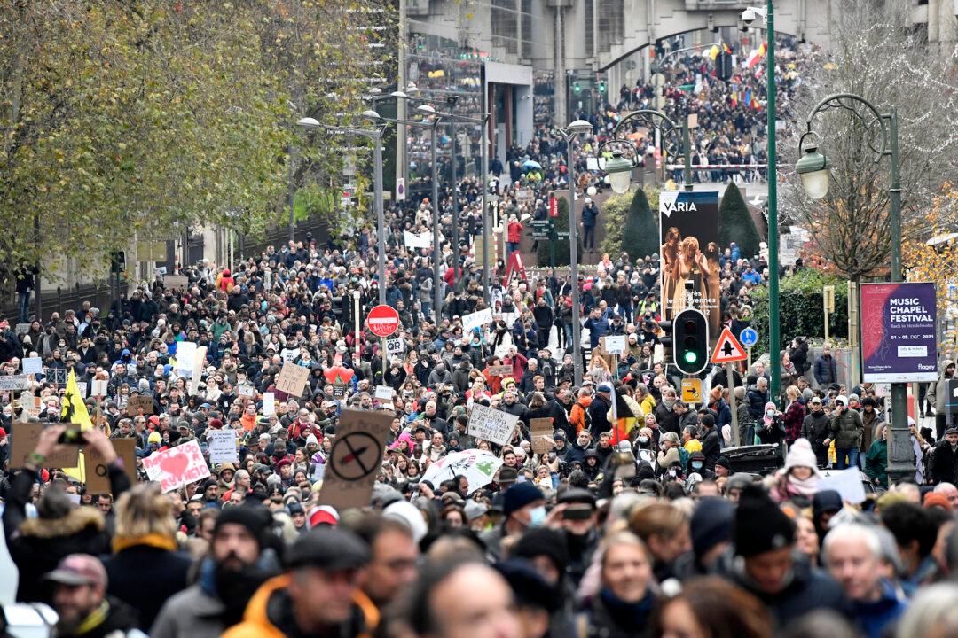 Thousands in Belgium Peacefully Protest COVID-19 Restrictions; Small Group Clashes With Police