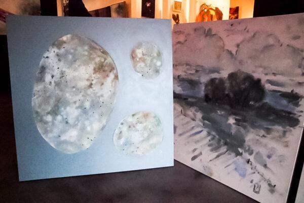 A canvas painting (L) compared to a linen painting (R) at Carley McGee-Boehm's Gallery 1401 in Chattanooga, Tennessee, on Dec. 7, 2021. (Jackson Elliott/The Epoch Times)