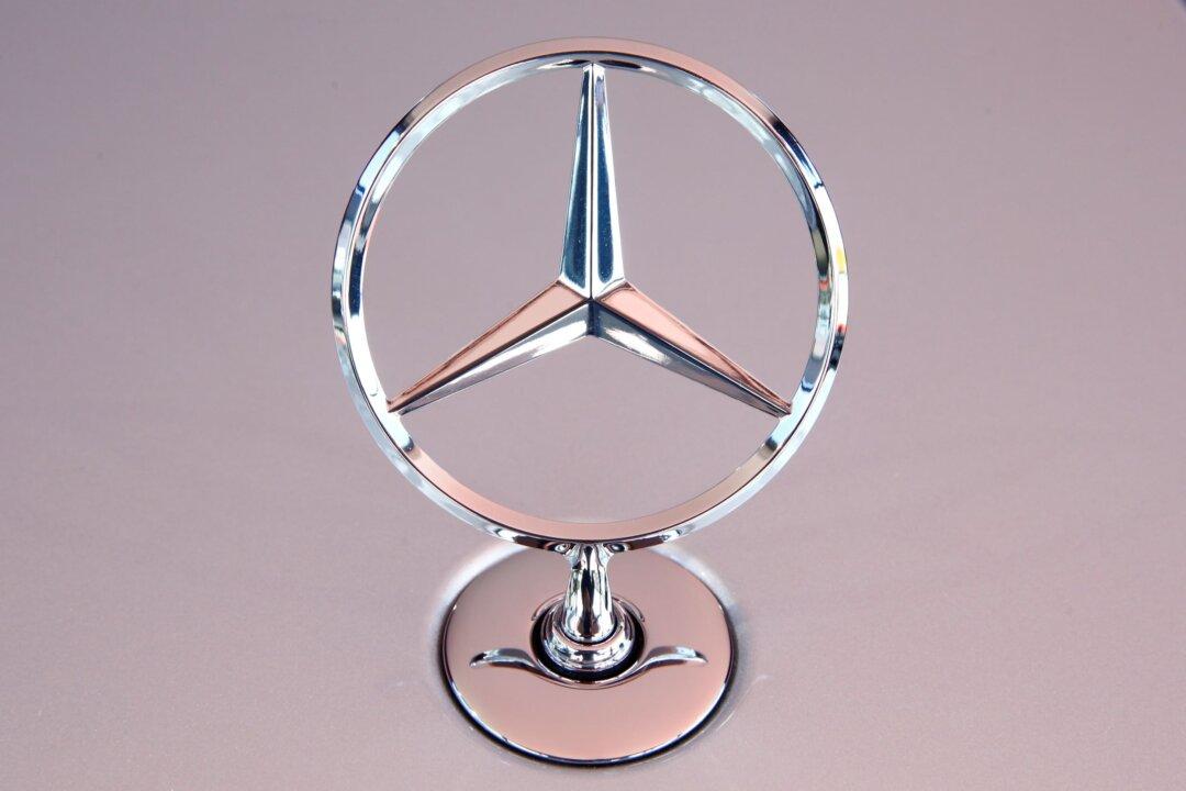 Germany Clears Mercedes-Benz’s Hands-Free Drive System