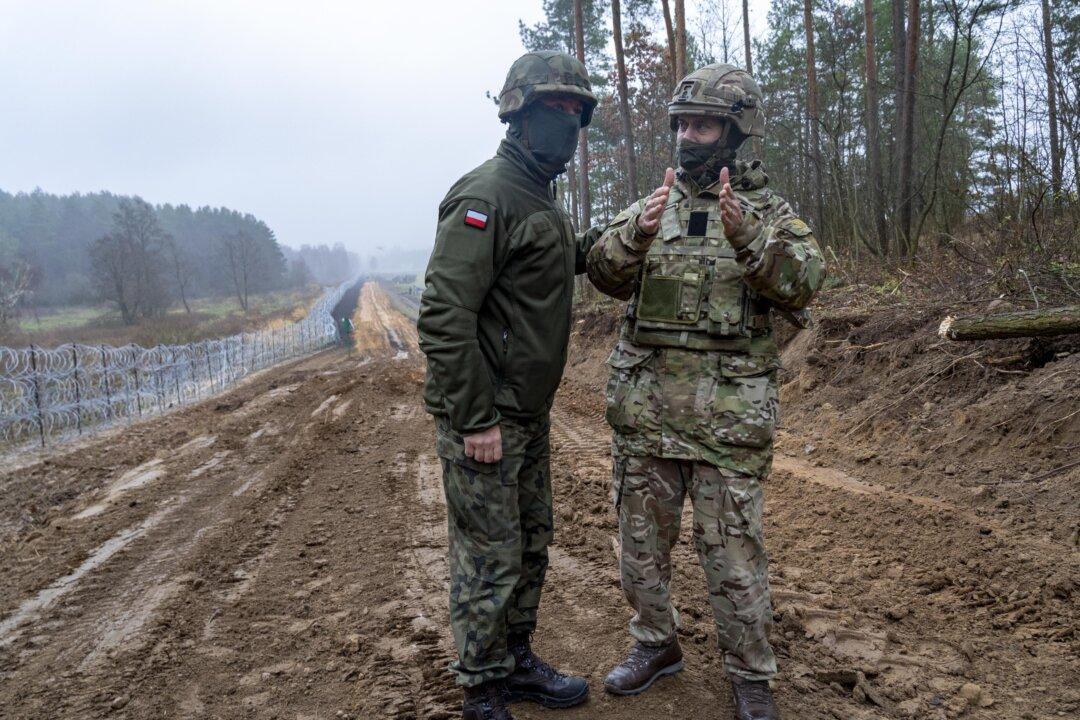 UK Sends More Troops to Poland, Lithuania Amid Belarus Border Tensions