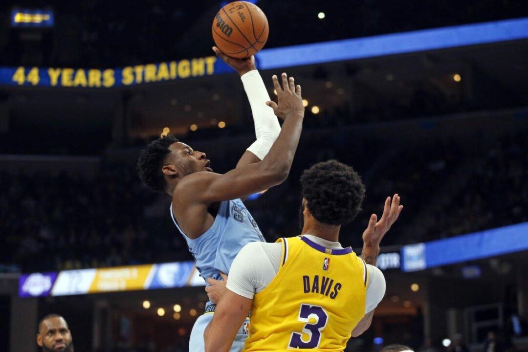NBA Roundup: Without Starting Guards, Grizzlies Get by Lakers