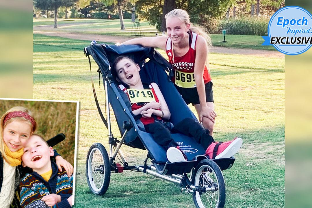 Video: 14-Year-Old Runner Pushes Her Big Brother in Wheelchair so They Can Race Together