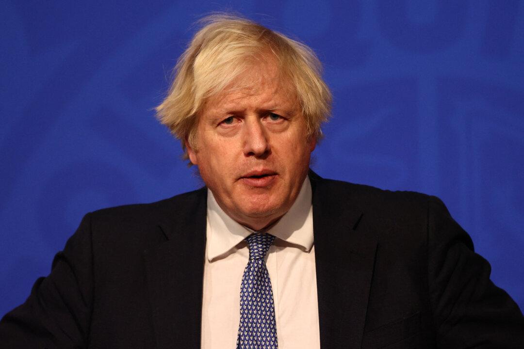 Tory Backbenchers Plot Ousting Boris Johnson Amid Anger Over Partygate, Vaccine Passport