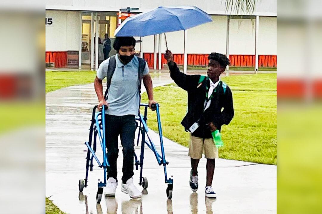 8th Grader Spotted Shielding Classmate With Cerebral Palsy From Rain With His Umbrella