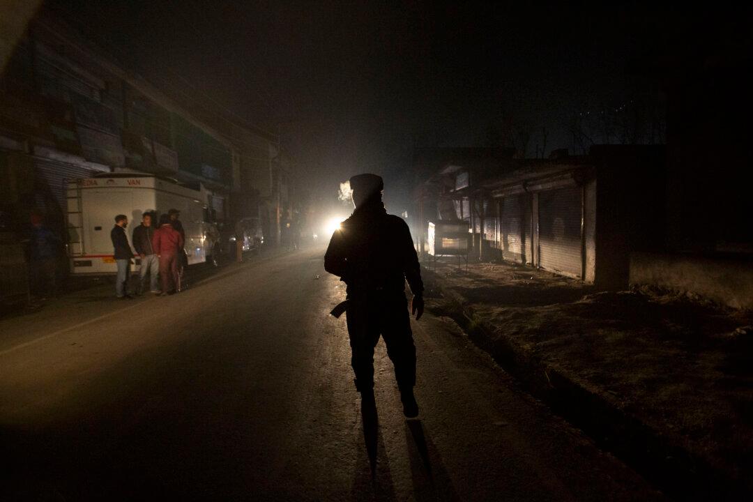 Gunmen Kill 2, Injure 12 in Attack on Police Bus in Kashmir