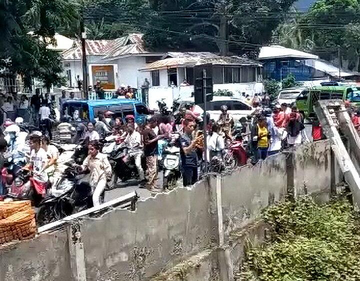 Powerful 7.4 Quake Strikes Indonesia, Residents Flee Buildings