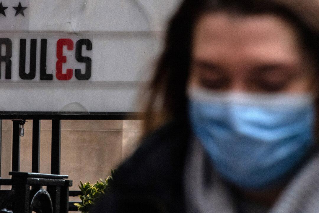 UK Man Removed From Theatre by Police Over Mask-Wearing Dispute