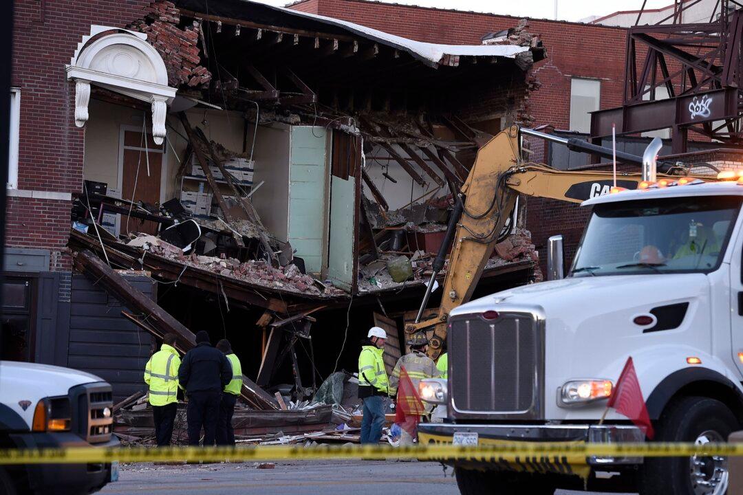 Police: 3 Killed When SUV, Firetruck Collide in Kansas City