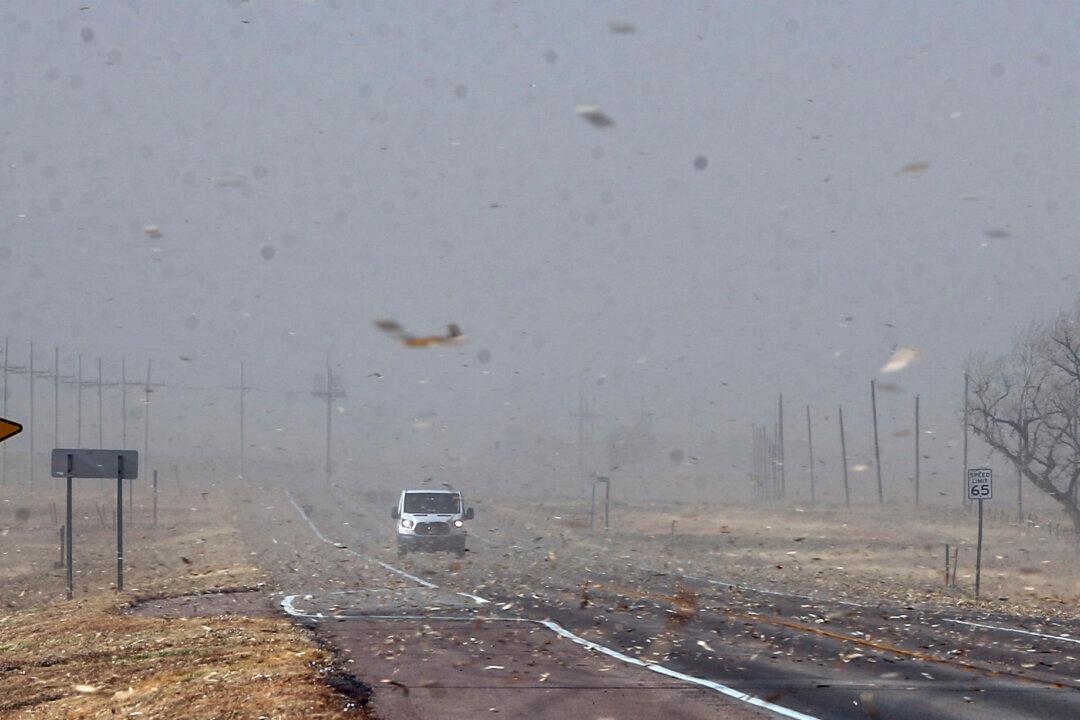 At Least 5 Dead as Midwest Rocked by Hurricane-Force Winds