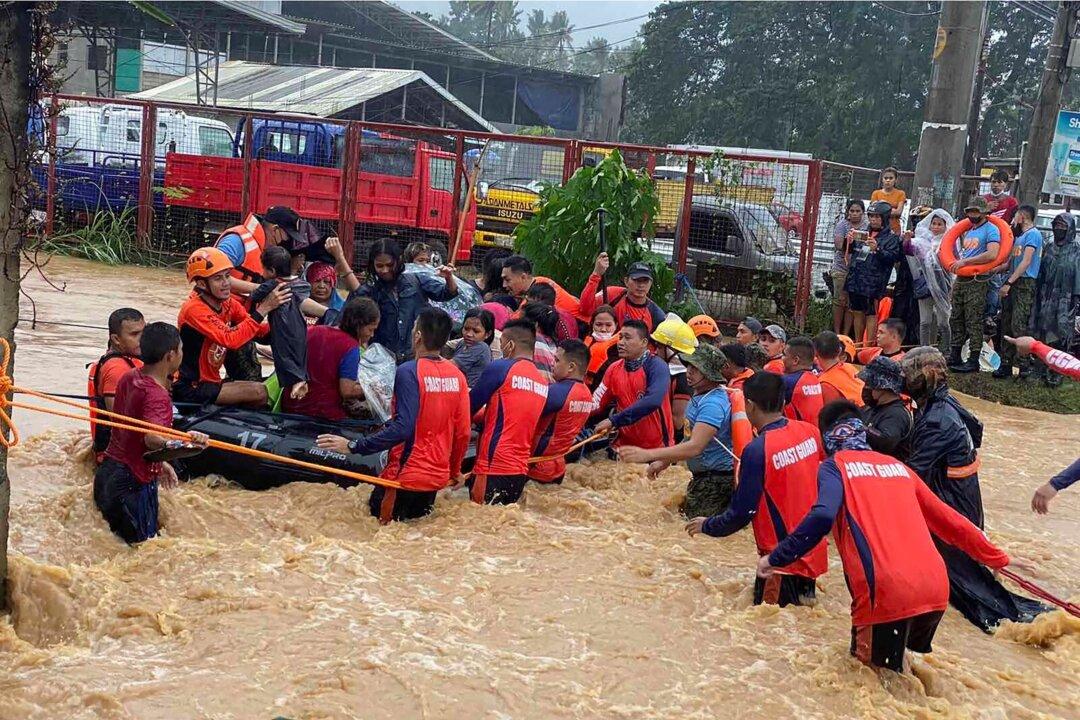 Rescuers Battle Strong Typhoon Lashing Southern Philippines