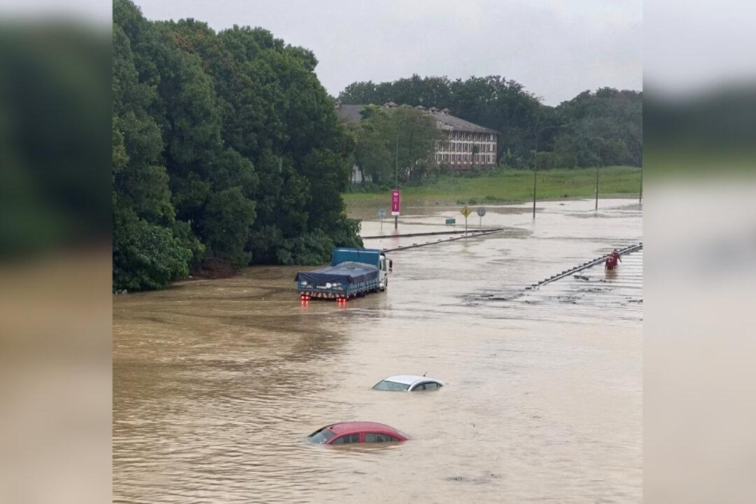Malaysia Expects Surge in COVID-19 Following Floods That Displace Over 66,000 People