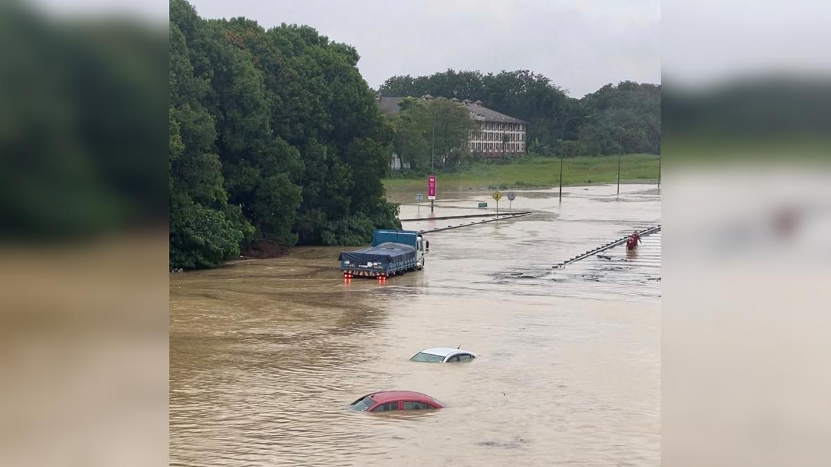 Malaysia Expects Surge in COVID-19 Following Floods That Displace Over 66,000 People