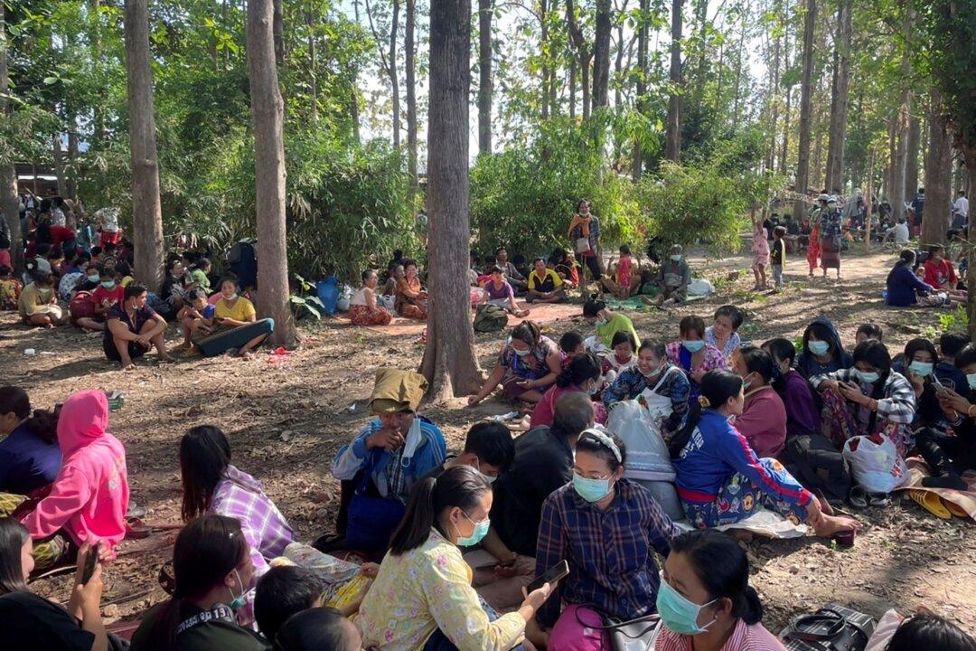 Over 2,500 Burmese Flee to Thailand Amid Fight Between Rebels, Junta Forces
