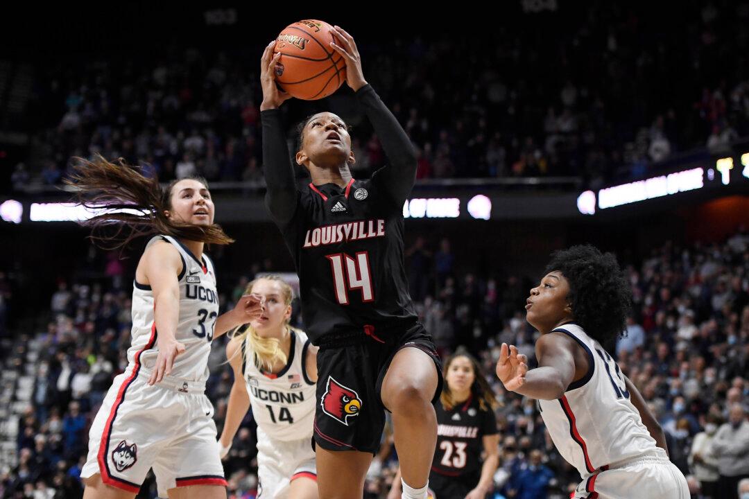 No. 6 Louisville Outlasts No.7 UConn 69–64 in HOF Showcase