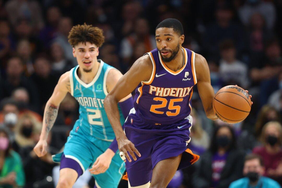 Devin Booker Returns in Suns’ Rout of Hornets