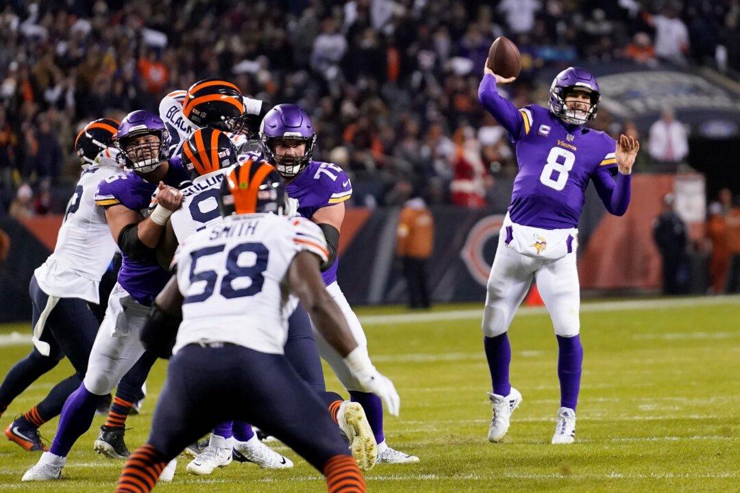 Cousins Throws for 2 Touchdowns as Vikings Beat Bears 17–9