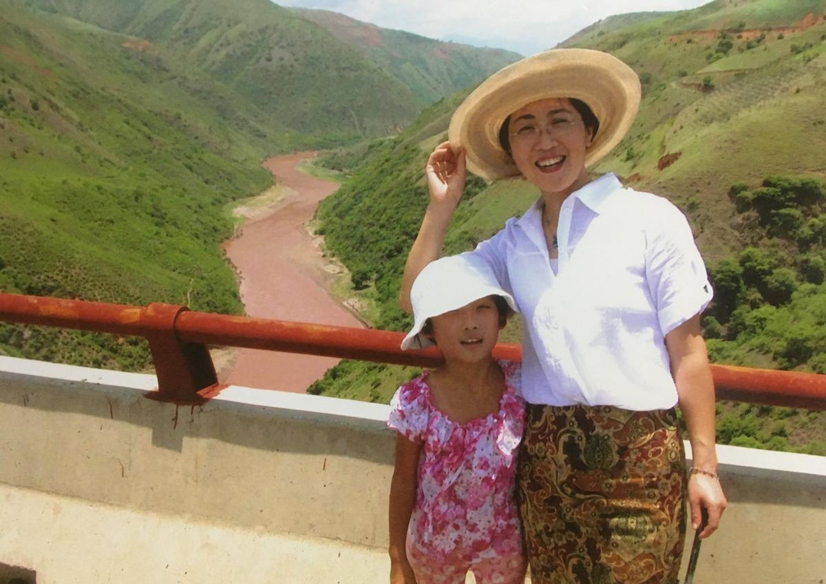 A childhood photo of Lucy with her mother. (Courtesy of Lucy Mingyuan Liu)