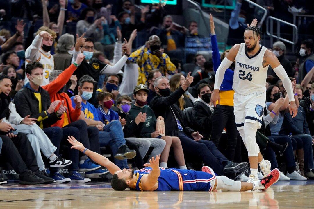Curry Scores 46, Warriors Hold Off Pesky Grizzlies 113–104