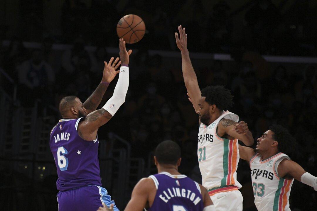 Keita Bates-Diop Scores 30 as Spurs Beat Lakers