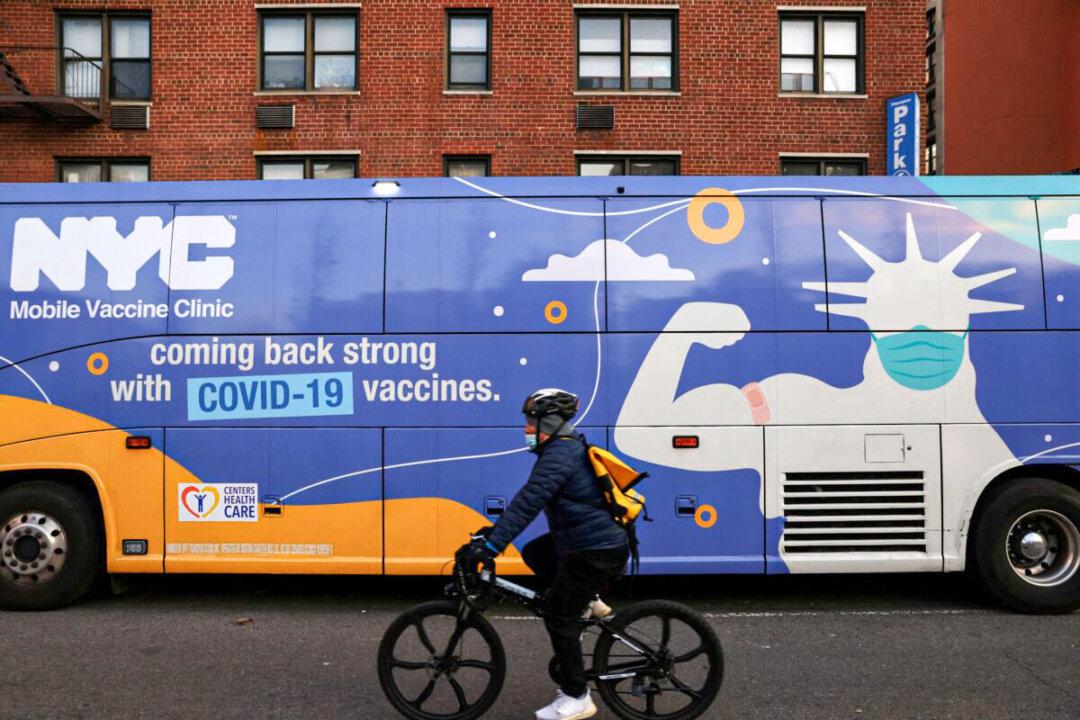 De Blasio Says New Yorkers Who Get COVID-19 Booster Will Receive $100