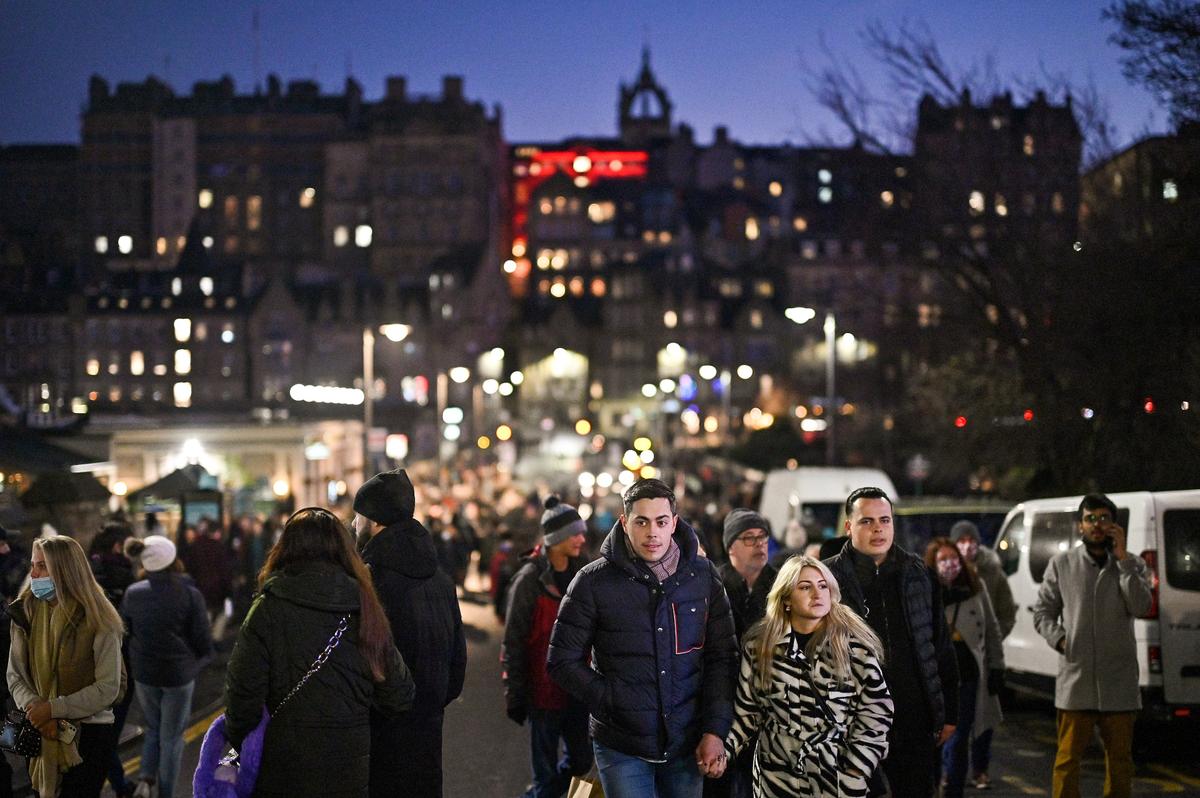 Scots Urged Not to Evade COVID-19 Rules by Celebrating New Year in England