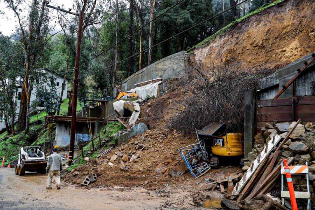 Western Storms Bring Flood Threats, Snow for Christmas