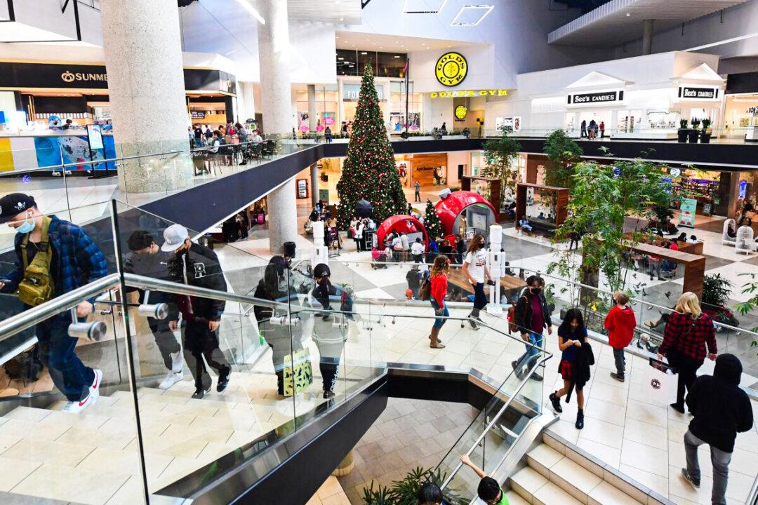 4 Hammer-Wielding Suspects Hit Arcadia Mall in Broad Daylight