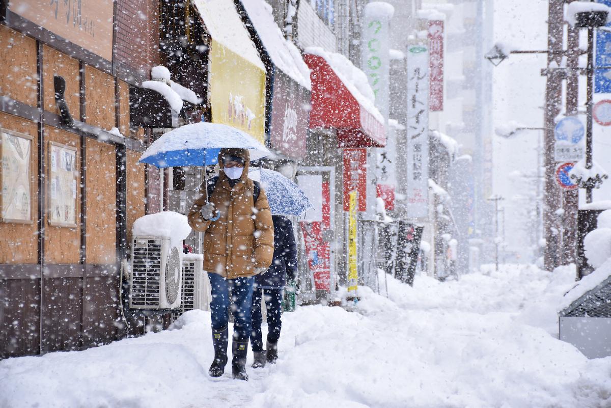 Japan Hit With Heavy Snow, Halting More Than 100 Domestic Flights
