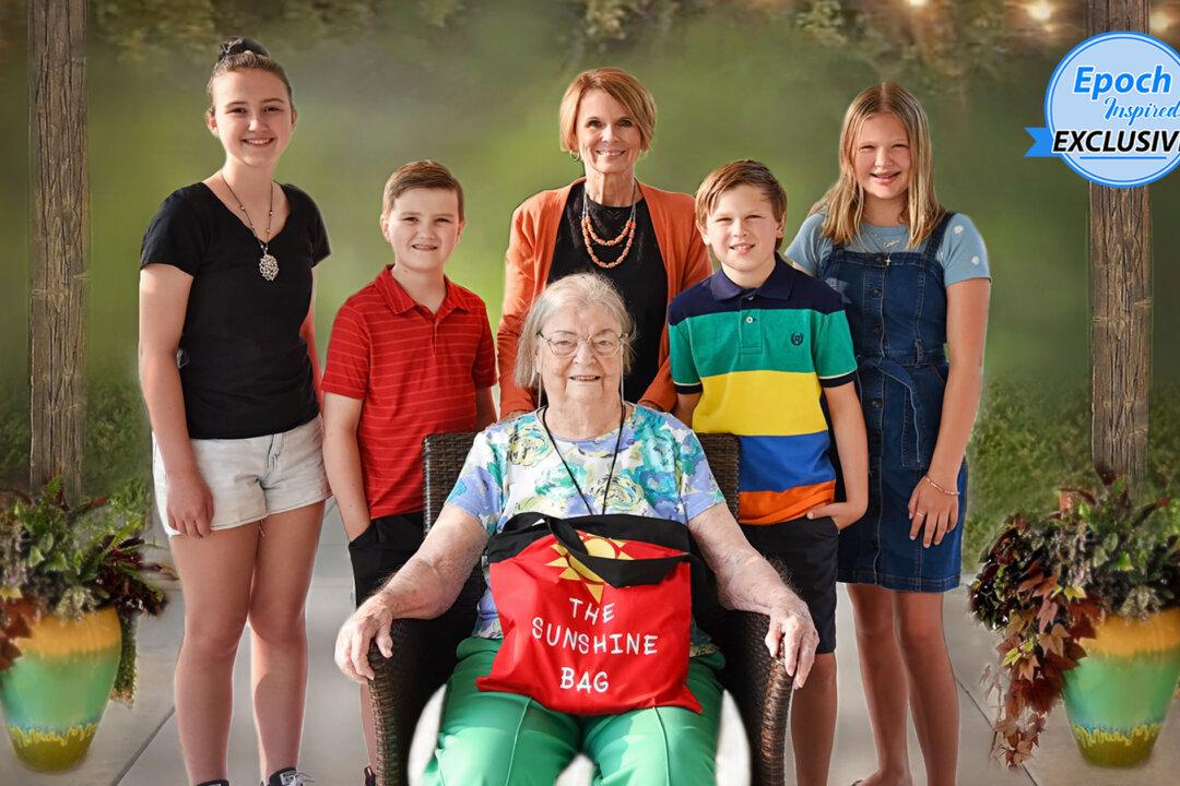 Retired Nurse’s 4 Grandkids Befriend 93-Year-Old WWII Nurse Cadet: ‘Bonus Grandma’