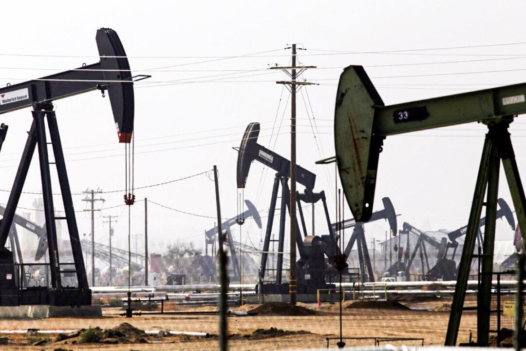 Oil Slips in US as COVID-19 Surge Halts Flights