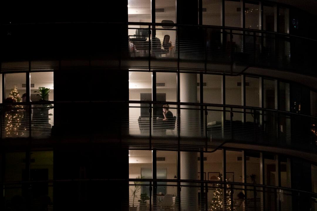 Only Half of Canadians Expect to Return to the Office Regularly in 2022: Survey