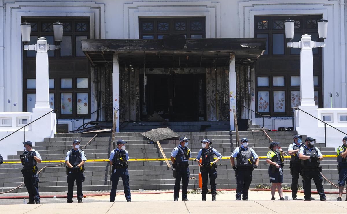 Footage Emerges, Shows Moment Before Australia’s Old Parliament House Catches Fire