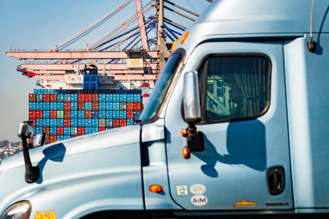 LA Port Truck Drivers Seek Unionization