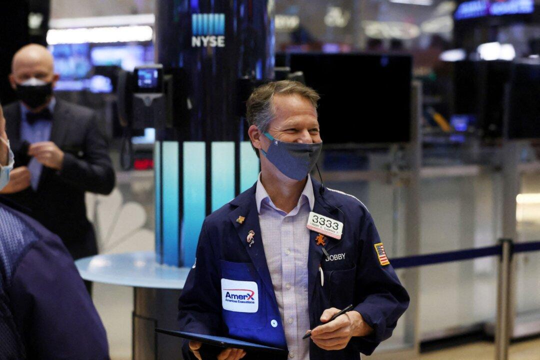 Dow Hits All-Time High as Jobless Claims Dip