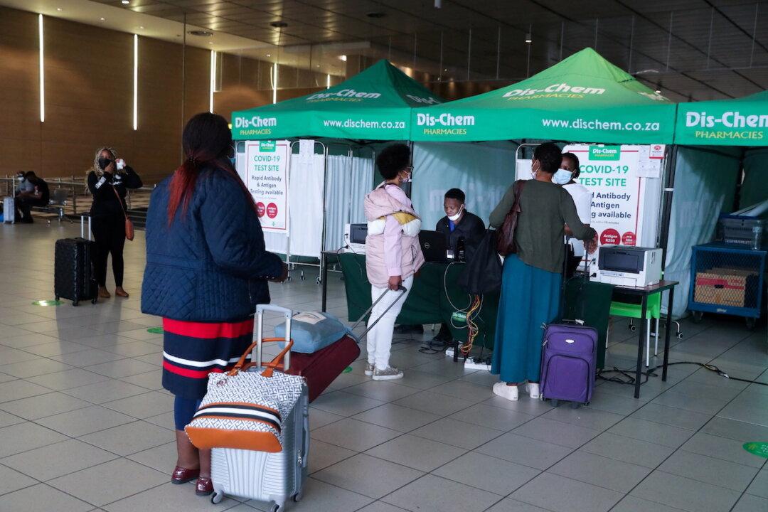 South Africa Lifts Most COVID-19 Restrictions, Says It May Have Passed Peak of Omicron-Driven Wave