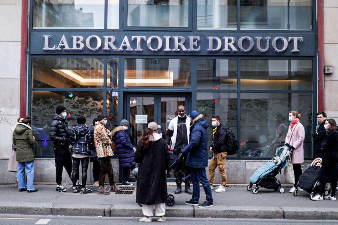 France Cuts Isolation for COVID-Positive to 7 Days From 10 Days