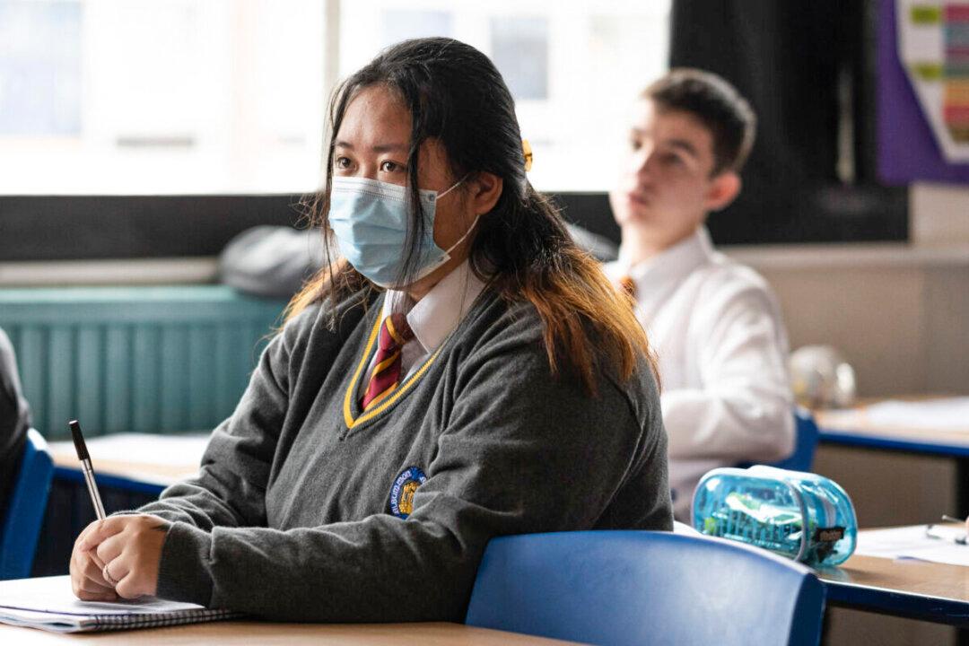 English Secondary School Pupils Asked to Wear Masks in Classrooms