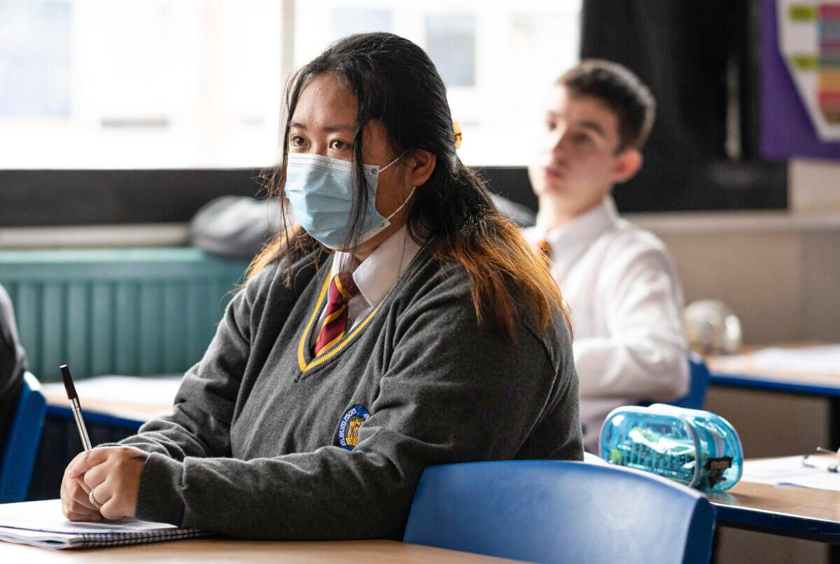 English Secondary School Pupils Asked to Wear Masks in Classrooms