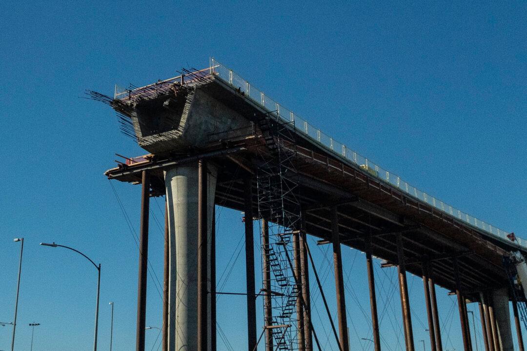 Some Lanes at LAX Close For Construction of Pedestrian Bridge
