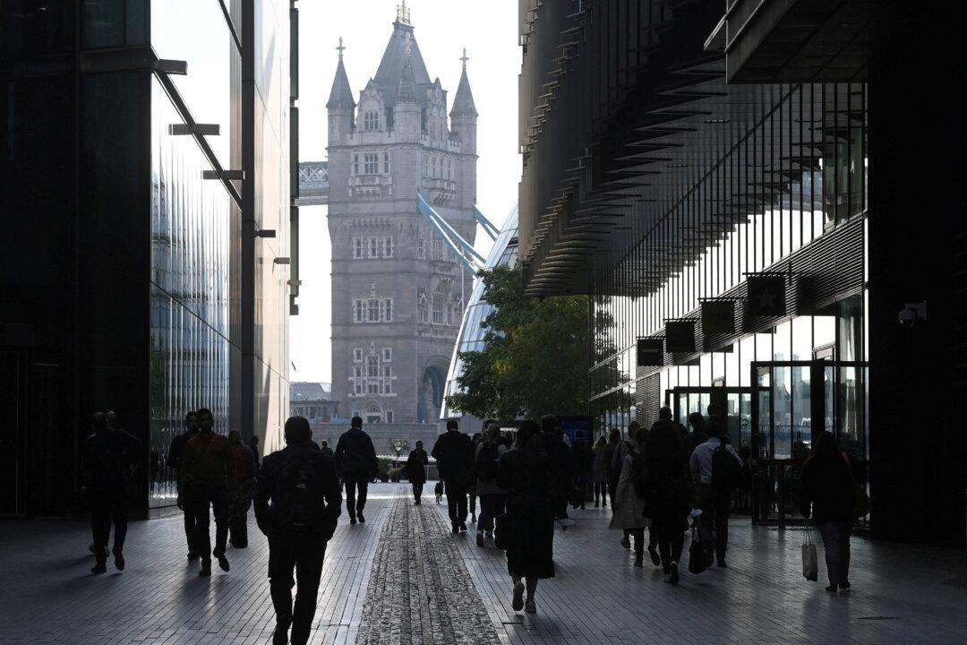 UK Government Seeks to Mitigate Workforce Disruption From Omicron