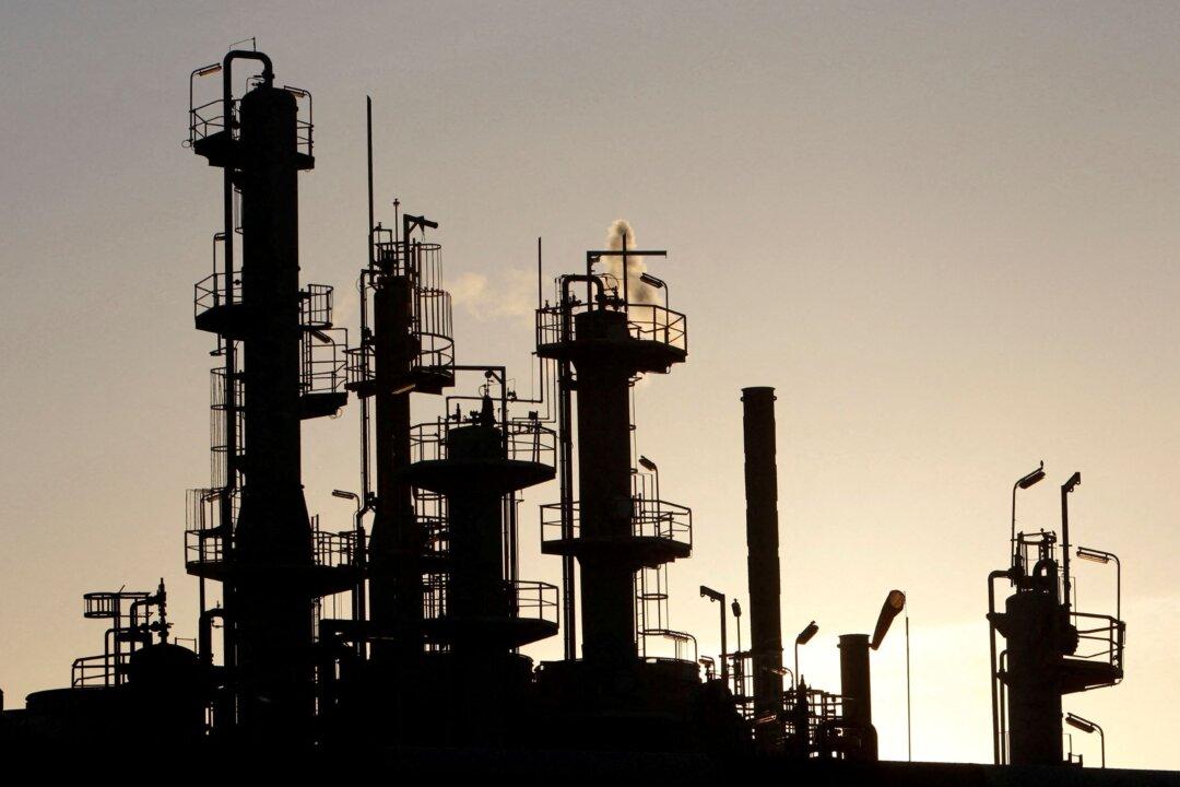 Oil Heads for Sixth Weekly Gain on Lingering Supply Concerns