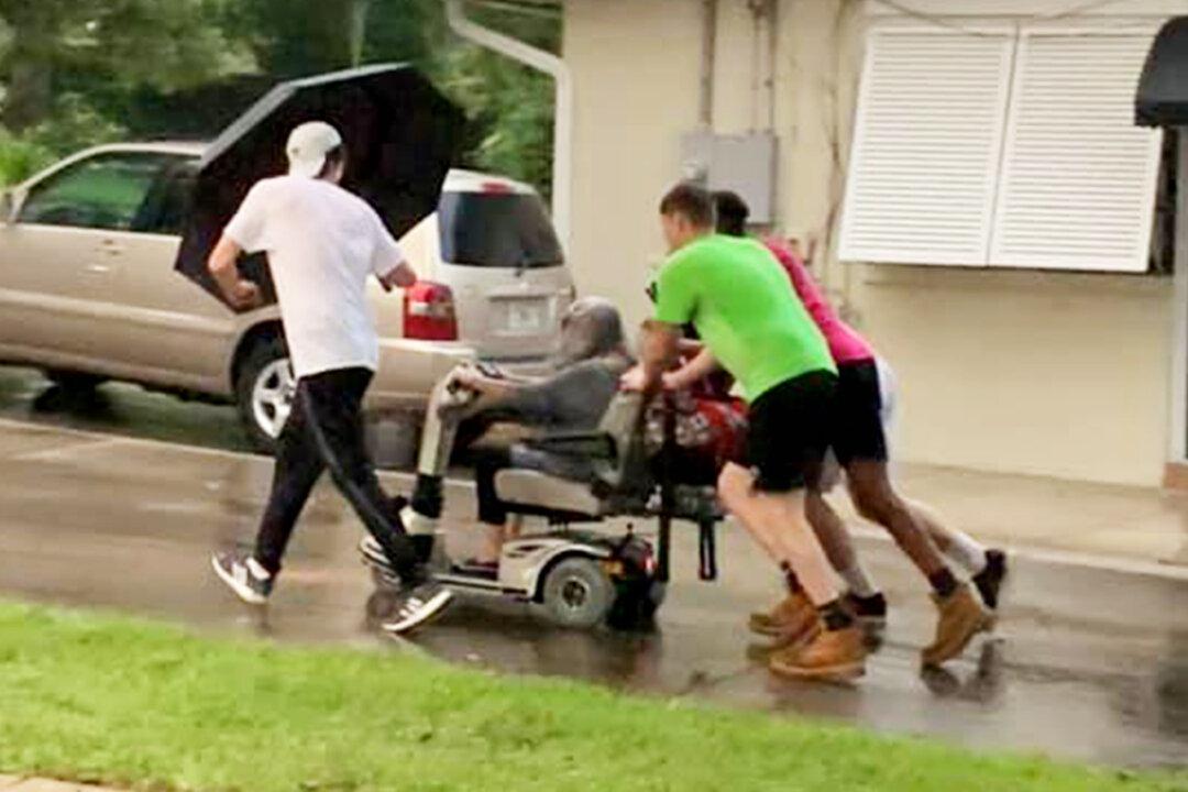 4 Young Men Push Elderly Woman’s Broken Scooter Home in Storm: ‘Be a Hero for Someone’