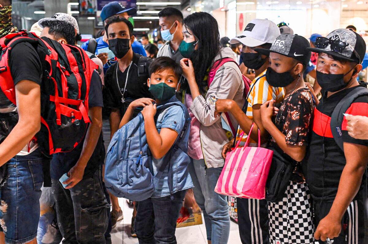 Philippines Relaxes Anti-COVID Measures as Cases Diminish